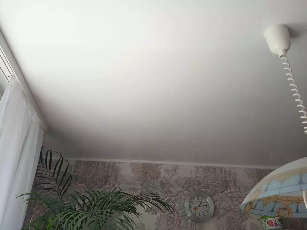 Глянцевый натяжной потолок на кухню, фото 1