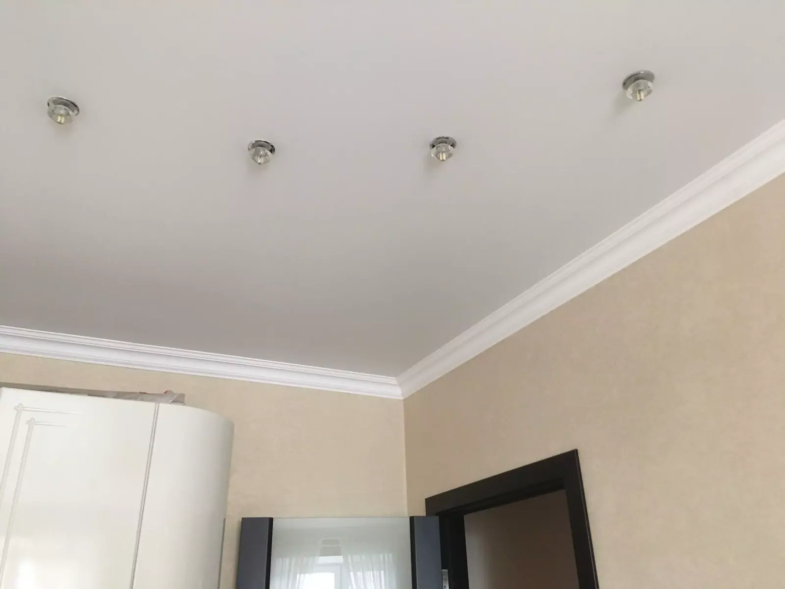 Матовый натяжной потолок в квартиру — Старый Оскол, проспект Алексея Угарова, 14Б, фото 1